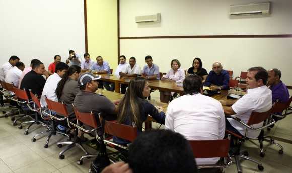 O governador recebeu comitiva da prefeitura de Brasileia, além de vereadores e representantes civis para discutir parcerias (Foto: Sérgio Vale/Secom)