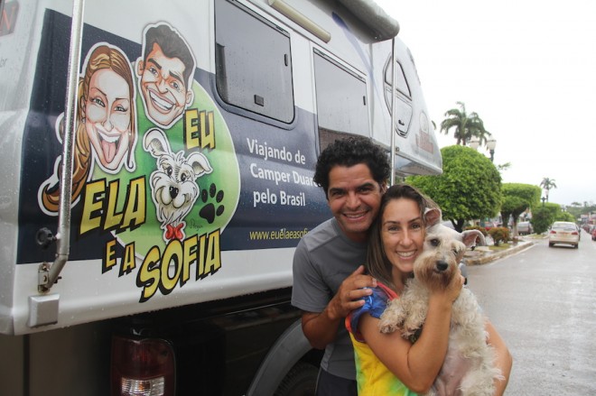  Reginaldo Zeferino (42) e sua esposa, Juliana Mael (34), juntamente com sua cachorra ‘Sofia’, resolveram largar tudo e conhecer culturas - Foto: Alexandre Lima