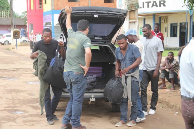 Taxistas que forem detidos com senegaleses, equatorianos ou dominicanos, poderão sofrer sanções severas - Foto: Alexandre Lima