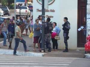 Militante da JPT encara um policial militar após ser abordado