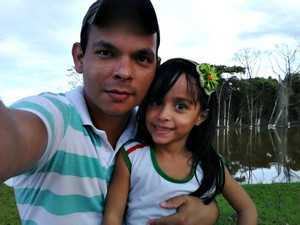 Marivaldo de Paula, de 30 anos, com a filha Ana Cristina, de 4 anos. (Foto: Arquivo da Família)