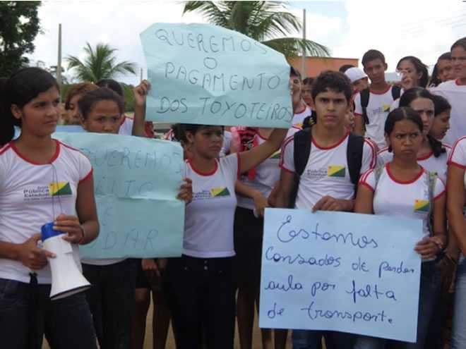 Em 2013, alunos, professores e motoristas realizaram vários protestos pedindo solução para o problema - Foto: Arquivo/oaltoacre