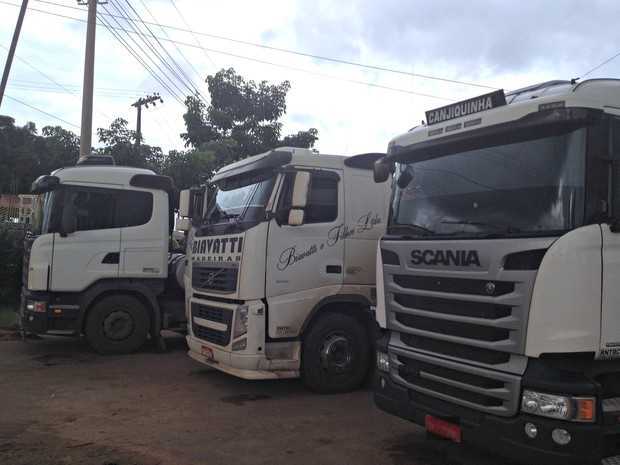Mais de 30 caminhões estão no pátio da Suframa, em Rio Branco (Foto: Veriana Ribeiro/G1)