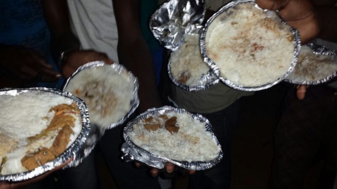 Imigrantes mostram a marmita com arroz e alguns pedaços de carne - Foto: WahtSapp