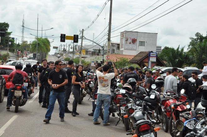 Os manifestantes passaram pela avenida Ceará e fizeram uma oração em memória a um agente penitenciário morto em serviço/Foto: Selmo Melo/Agência ContilNet