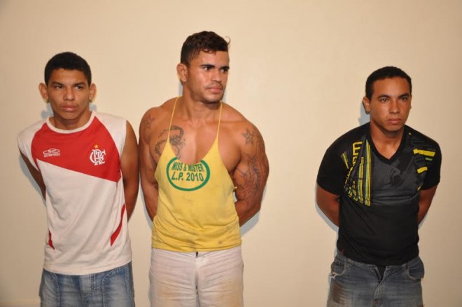 Em poder dos acusados, a polícia apreendeu dinheiro e 2,8 quilos de pasta base de cocaína/Foto: Selmo Melo/Agência ContilNet