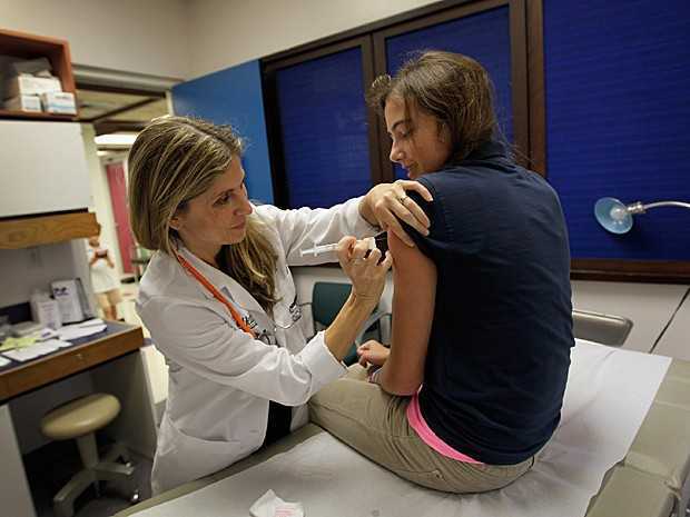 Vacinação será feita em meninas de 11 a 13 anos (Foto: Joe Raedle/Getty Images North America/Arquivo AFP)