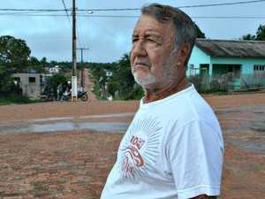 O aposentado Deusdite Barauna Bezerra, que vendeu os dois carros em Cruzeiro do Sul, antes de voltar a morar em Porto Walter (Foto: Genival Moura/G1)