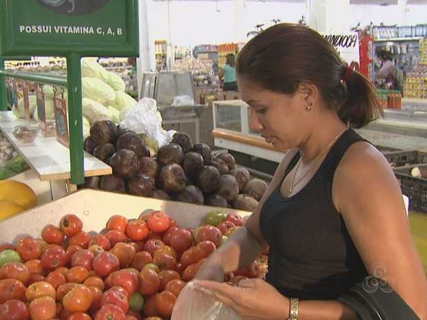 Consumidores do Acre sentem no bolsa o preço do tomate (Foto: Reprodução TV Acre)