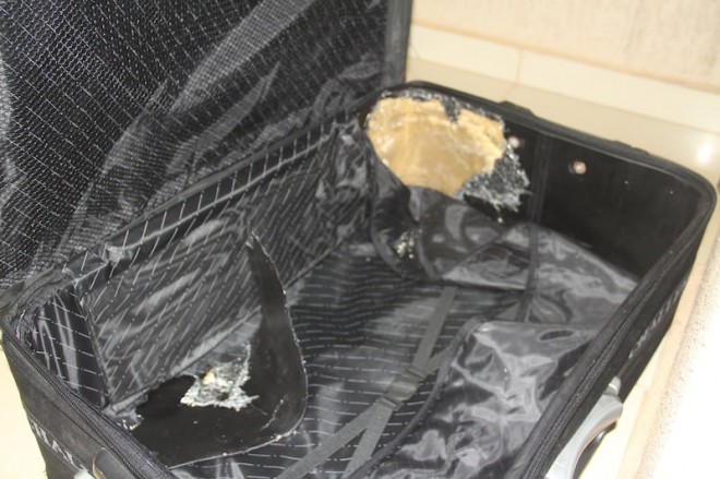 A droga foi colocada na lateral da mala sob o forro e pesou cerca de cinco quilos - Foto: Alexandre Lima