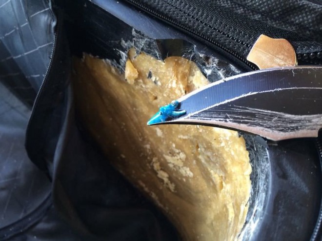 Teste comprovou que o forro na lateral da mala era cocaína - Foto: Alexandre Lima