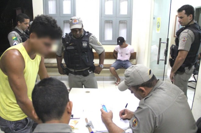 Vítima (camisa amarela) reconheceu e ajudou os policiais a deter 'Tampinha' e recuperar celular - Foto: Alexandre Lima