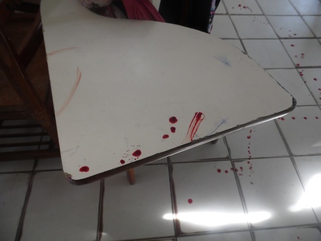 Marcas de sangue da mão do policial ficou pela sala de aula após ataque do jovem - Foto: oaltoacre