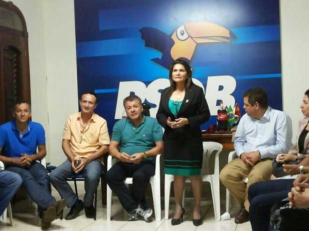 Deputada Antônia Sales e lideranças da oposição durante reunião, na noite desta sexta, no diretório regional do PSDB/Foto: Gina Menezes/ContilNet Notícias