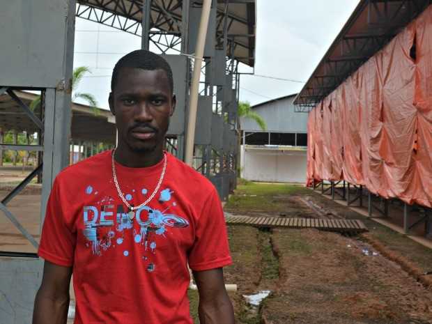 O haitiano Osnic Cezaire, de 26 anos, diz que abrigo na capital é melhor que o de Brasiléia (Foto: Caio Fulgêncio/G1)