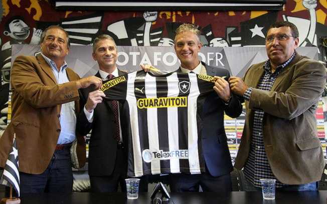 Merril (segundo da esquerda para a direita) e Wanzeler (terceiro, no mesmo sentido) ao anunciar patrocínio ao Botafogo - Divulgação/Botafogo/Vitor Silva/SSPress