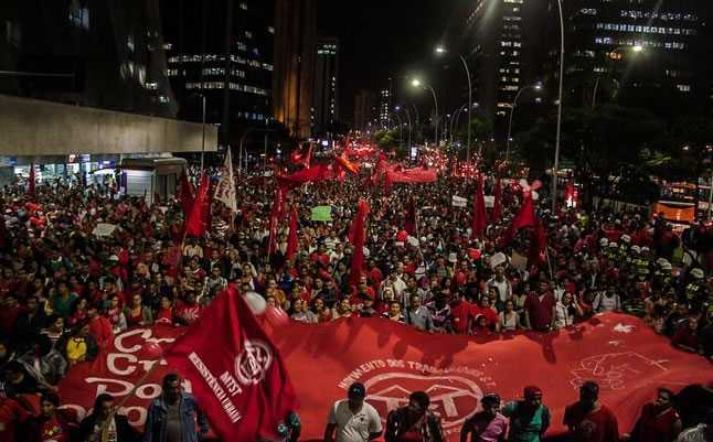 Manifestantes caminham à Marginal Pinheiros em protesto convocado pelo MTST, na quinta-feira (22). Foto: Futura Press
