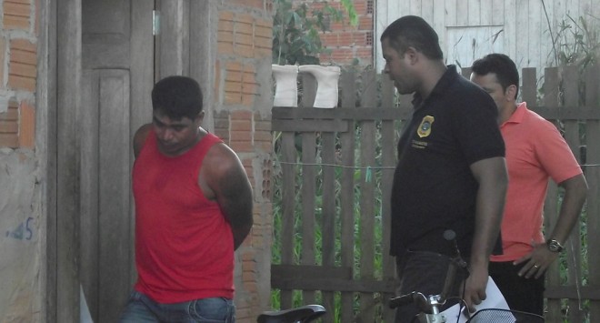 Momento da prisão de Romário em sua casa nesta quinta, dia 29