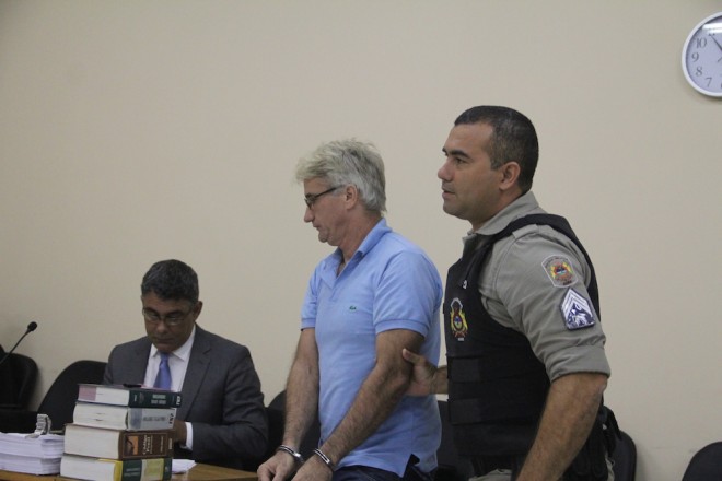 Retirada do acusado a pedido da 3ª testemunha - Foto: Alexandre Lima
