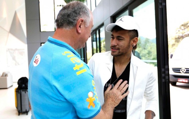 Com boné da marca de Michael Jordan, Neymar ganha o abraço de Felipão (Foto: Rafael Ribeiro / CBF)