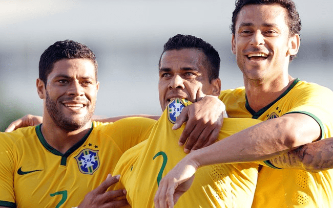 Daniel Alves comemora com Hulk e Fred o segundo gol do Brasil. Foto: Wander Roberto/VIPCOMM