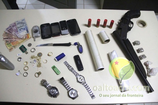 Vários objetos com origem suspeita, plastico para embalar, arma e munição foram aprendidos - Fotos: Alexandre Lima