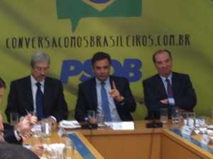 Aécio Neves durante reunião que definiu seu candidato a vice-presidente nas eleições de 2014 (Foto: Cristiana Lôbo / G1)