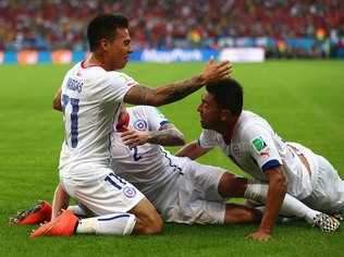 Jogadores do Chile comemoram gol contra a Espanha - Getty Images