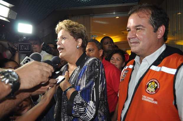 Presidente Dilma Rousseff e governador Tião Viana no aeroporto de Rio Branco/Foto: ContilNet Notícias