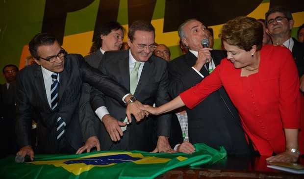 Dilma Rousseff cumprimenta o presidente da Câmara, Henrique Alves, ao lado de Michel Temer e Renan Calheiros durante a convenção do PMDB (Foto: Fabio Rodrigues Pozzebom/ABr)