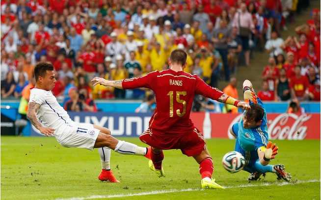 Lance que originou o gol de Varga a favor da seleção chilena. Foto: Getty Images