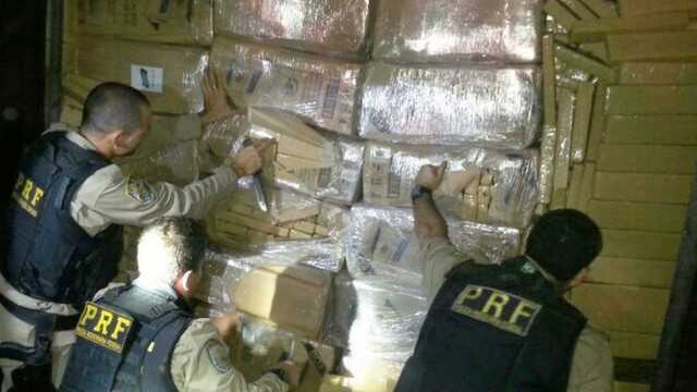 A droga estava escondida dentro de um fundo falso no caminhão Foto: Divulgação