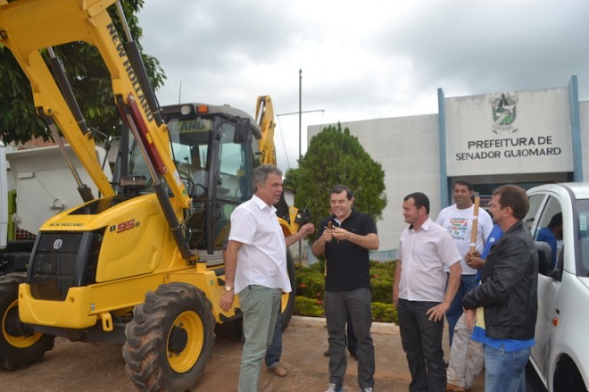 Senador Petecão entrega chaves dos equipamentos ao Prefeito James Gomes