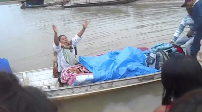  India se desespera ao ver filha morta durante viagem de canoa ao município de Feijó/Fotos: Reprodução
