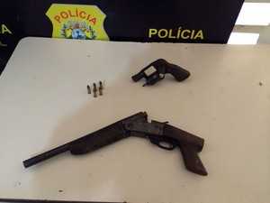 Armas foram apreendidas pela polícia (Foto: Divulgação DAPC)