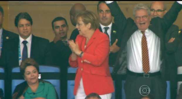 A chanceler alemã Angela Merkel e o presidente da Alemanha, Joachim Gauck, comemoram na tribuna de honra do Maracanã o gol que deu o título da Copa do Mundo ao país europeu (Foto: Reprodução / TV Globo)