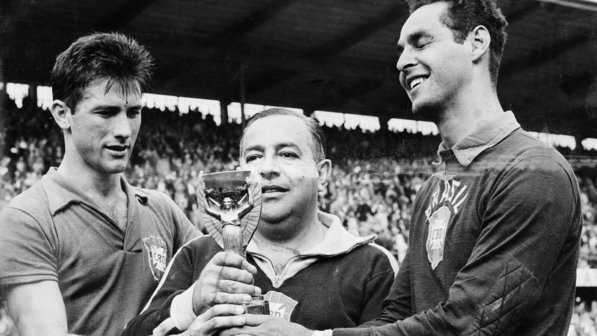 Feola, técnico da seleção, Gylmar e Bellini segurando a Taça Jules Rimet, após a conquista da Copa do Mundo em 1958, na Suécia - Arquivo/Correio da Manhã