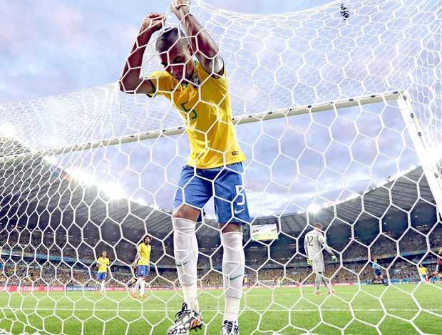 Fernandinho se pendura na rede depois de mais um gol da Alemanha: maior vexame da Copa (Foto: AP)