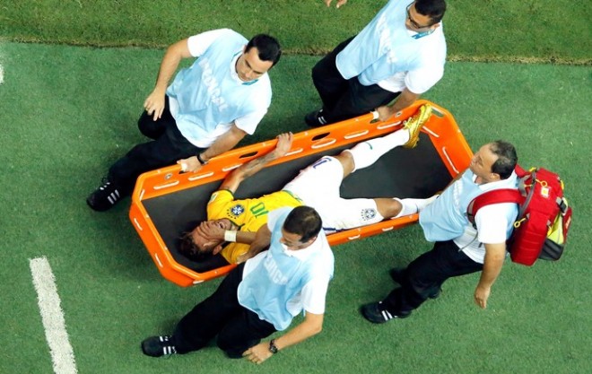 Jogador saiu de campo chorando muito, de maca, sem conseguir se levantar (Foto: Reuters)