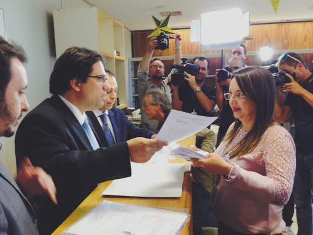 O advogado do PSDB Flávio Henrique entrega documentos para protocolar a candidatura de Aécio Neves ao Planalto (Foto: Filipe Matoso / G1)