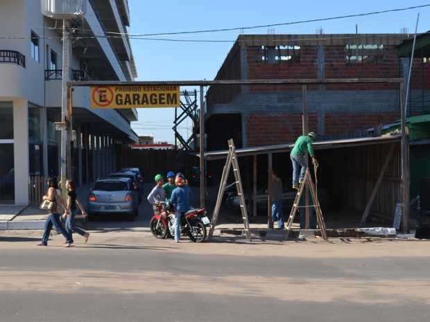 Rua é usada como garagem por moradores (Foto: Genival Moura/G1)