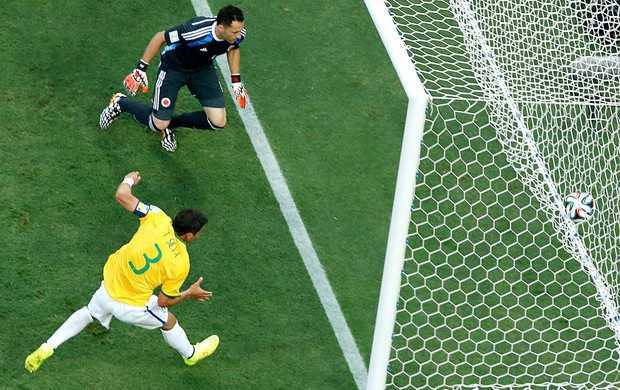 Thiago Silva completa de joelho para o fundo da rede observado por Ospina (Foto: Reuters)