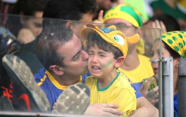 Menino chora muito e ganha um beijo no rosto: tristeza histórica (Foto: Eduardo Nicolau / Agência estado)