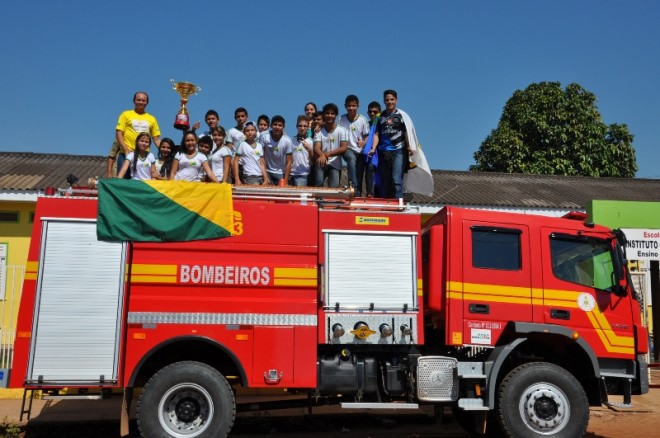 Time passearam de carro aberto dos Bombeiros ao serem recebidos em Brasiléia após campenato