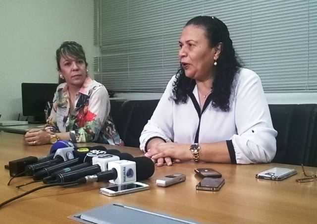 A esquerda, a secretária de Saúde do Estado, Suely Melo admite a falta de remédio no Acre