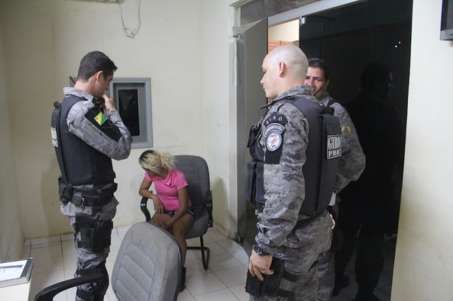 Chegada da mulher na delegacia de Brasiléia - Foto: Alexandre Lima