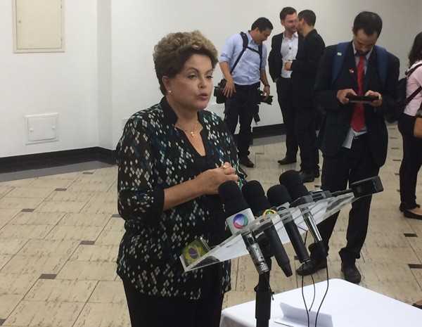 Dilma Rousseff em entrevista à imprensa após encontro com prefeitos gaúchos (Foto: Estevão Pires / G1)
