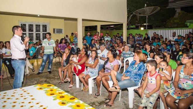A noite os apoiadores da candidata à deputada estadual Marilete Vitorino (PSD) promoveram um grande encontro de moradores com Gladson e Marcio/Foto: Assessoria