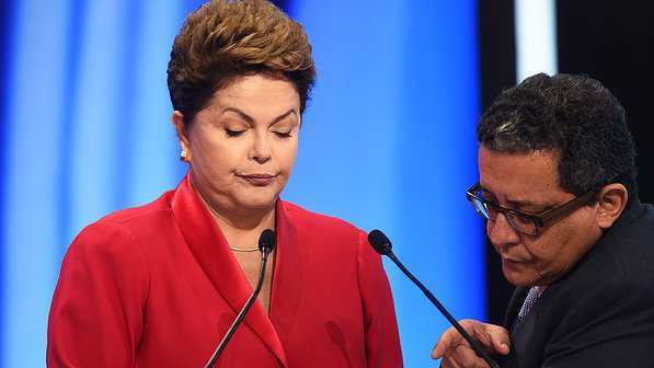  A candidata do PT à Presidência da República, Dilma Rousseff, conversa com seus assessores durante o intervalo do debate promovido pela Rede Record, em São Paulo (Felipe Cotrim/VEJA.com) 