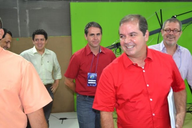 Tião Viana chega ao debate acompanhado do prefeito Marcus Alexandre e assessores/Foto: Socorro Pinheiro